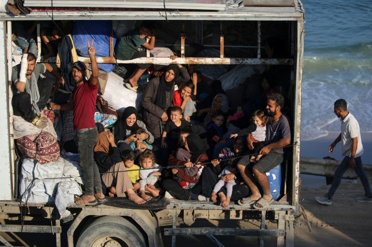 Des déplacés palestiniens à bord d'une camionnette sur une route de Nousseirat, dans le centre de la bande de Gaza, après leur fuite de la ville de Gaza, le 18 septembre 2025