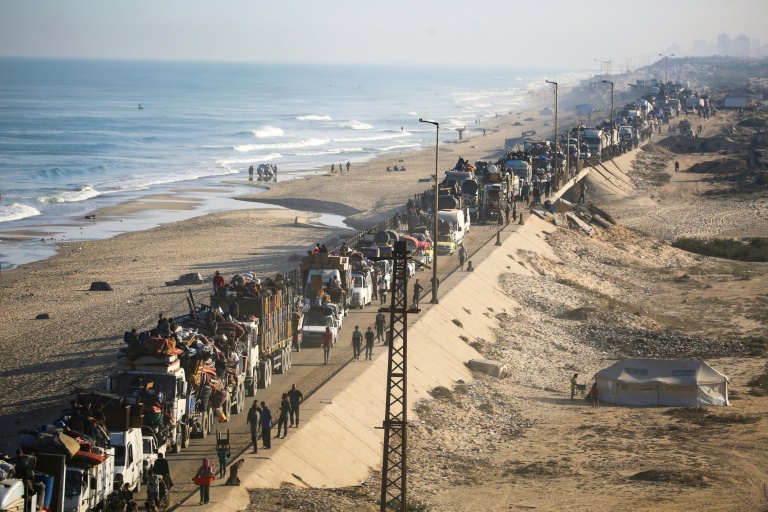 Des déplacés palestiniens sur une route de Nousseirat, 
dans le centre de la bande de Gaza, après leur fuite de la ville de Gaza, le 18 
septembre 2025