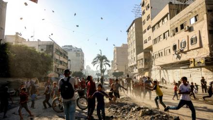 Des habitants de Gaza-ville assistent à un lâcher de tracts par l'armée israélienne appelant à l'évacuation de la ville, le 9 septembre 2025