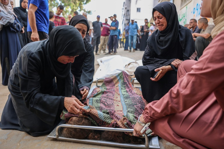 Des proches pleurent la mort de Layan, deux ans, et Iman Salem, cinq ans, tuées par des frappes israéliennes sur des tentes de déplacés à Gaza-ville, à l'hôpital Al-Chifa de la ville, le 8 septembre 2025.