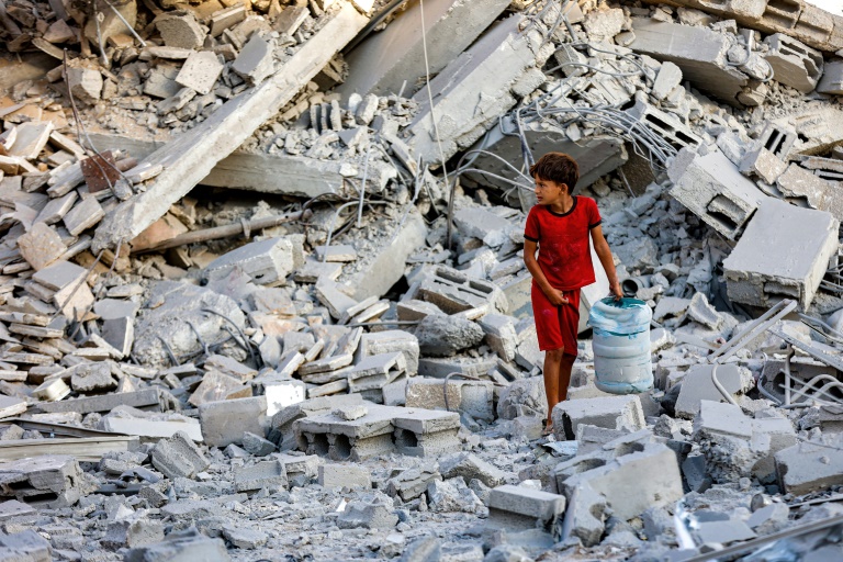 Un enfant fouille les décombres d'une tour d'habitation détruite par un bombardement israélien à Gaza-ville, le 9 septembre 2025
