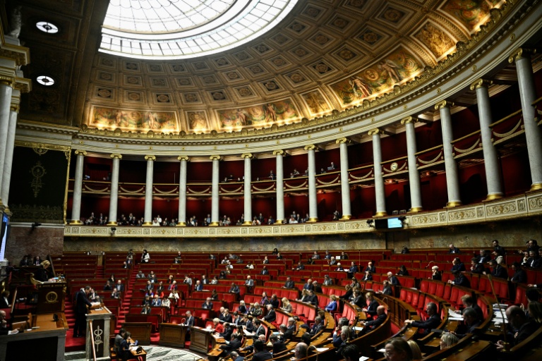 Des députés assistent à un discours du Premier ministre Sébastien Lecornu, à l'Assemblée nationale à Paris le 10 décembre 2025