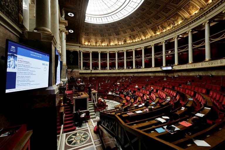 L'Assemblée nationale a adopté jeudi soir, lors de la journée réservée aux propositions du groupe socialiste, un texte visant à permettre le renouvellement automatique des titres de séjour de longue durée, contre l'avis du gouvernement