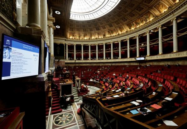 L&#039;Assemblée nationale a adopté jeudi soir, lors de la journée réservée aux propositions du groupe socialiste, un texte visant à permettre le renouvellement automatique des titres de séjour de longue durée, contre l&#039;avis du gouvernement