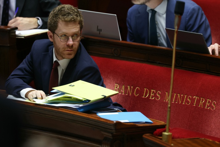 Le ministre français des Comptes publics David Amiel assiste au débat budgétaire à l'Assemblée nationale à Paris, le 14 octobre 2026