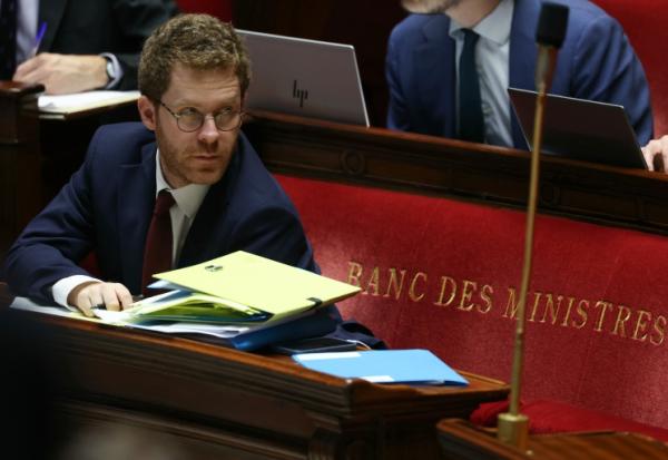 Le ministre français des Comptes publics David Amiel assiste au débat budgétaire à l'Assemblée nationale à Paris, le 14 octobre 2026
