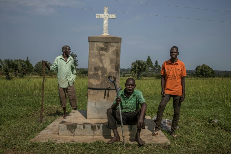Des habitants réunis à côté d'un monument commémoratif du massacre de Lukodi dans le district Gulu en Ouganda, le 4 septembre 2025