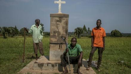 Des habitants réunis à côté d'un monument commémoratif du massacre de Lukodi dans le district Gulu en Ouganda, le 4 septembre 2025