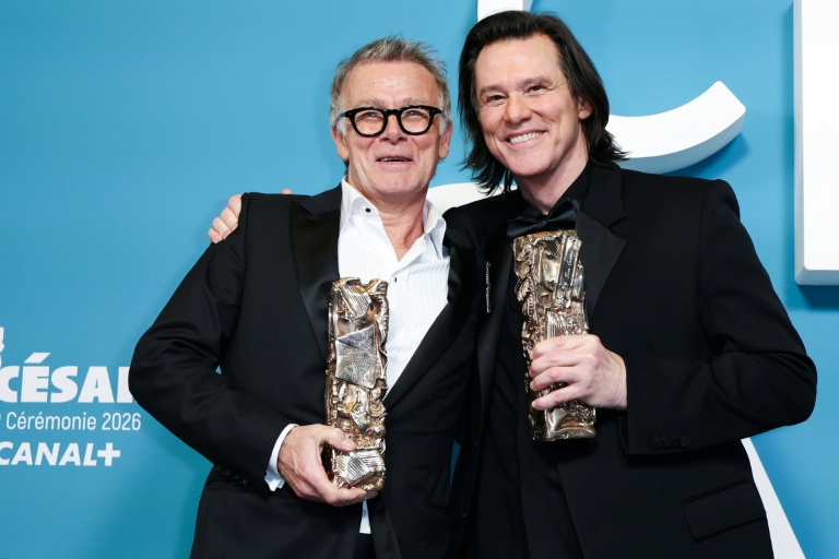Franck Dubosc, qui a reçu le César du meilleur scénario original pour Un ours dans le Jura, pose aux côtés de Jim Carrey, qui a reçu un César d’honneur, lors de la 51e cérémonie des César au théâtre de l’Olympia à Paris, le 26 février 2026