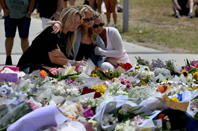 Des personnes se rassemblent le 15 décembre 2025 devant le Bondi Pavillion, en mémoire des victimes de la fusillade de la plage de Bondi, à Sydney