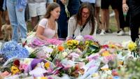 Des personnes se se recueillent devant le Bondi Pavillion, en mémoire des victimes de la fusillade de la plage de Bondi, à Sydney, le 15 décembre 2025 en Australie