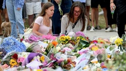 Des personnes se se recueillent devant le Bondi Pavillion, en mémoire des victimes de la fusillade de la plage de Bondi, à Sydney, le 15 décembre 2025 en Australie