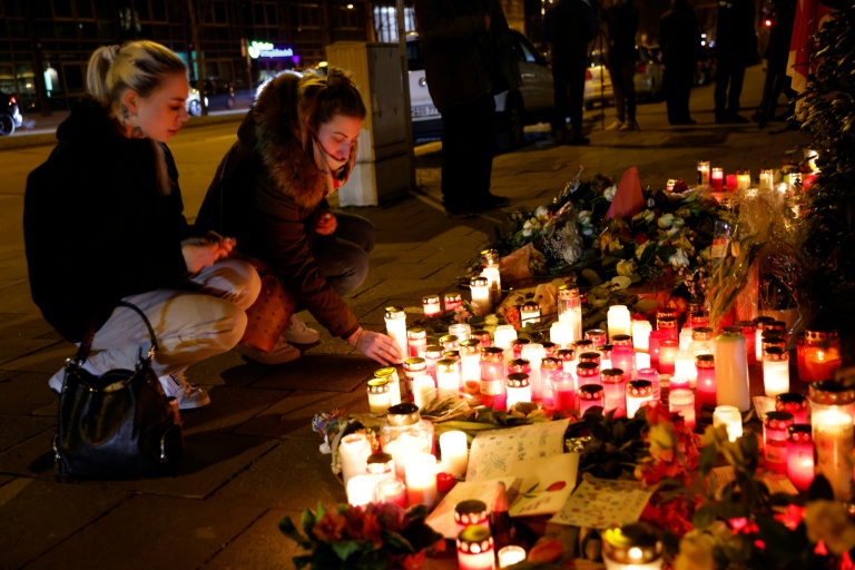 Des personnes déposent une bougie en hommage aux victimes devant le mémorial improvisé installé sur les lieux de l'attaque à la voiture-bélier à Munich, dans le sud de l'Allemagne, le 15 février 2025