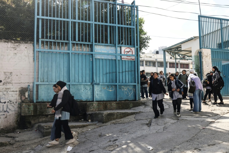 Des élèves sortent de l'école gérée par l'UNRWA du camp de réfugiés de Balata, le 10 février 2026 à Naplouse, en Cisjordanie occupée