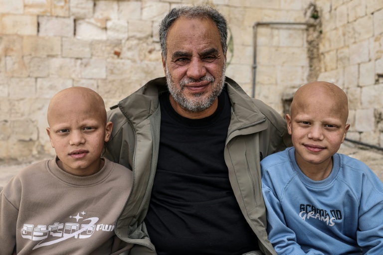 Ibrahim al-Hajj et ses fils, les jumeaux Ahmad (d) et Mohammad, à Naplouse, le 10 février 2026 en Cisjordanie occupée