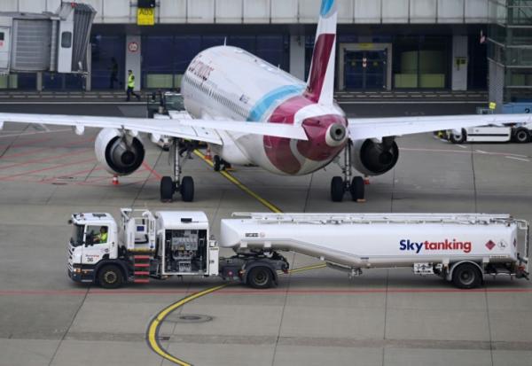 Du carburant pour avion est transporté par camion-citerne à l'aéroport de Düsseldorf, dans l'ouest de l'Allemagne, le 21 mai 2026
