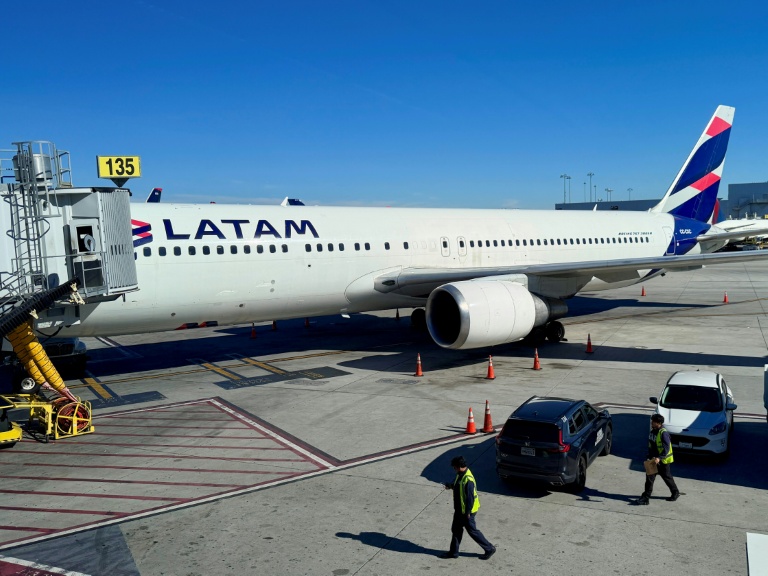 Un avion de la compagnie Latam Airlines sur le tarmac de l'aéroport de Los Angeles, le 13 janvier 2026 en Californie