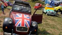 La 2CV avait gagné en puissance et en couleur dans les années 1970 et 1980, avec des séries limitées comme les Charleston, dont une ici le 27 juillet 2011 à Salbris (Loir-et-Cher), venue au 19ème assemblée mondiale des amis de la 2 CV.