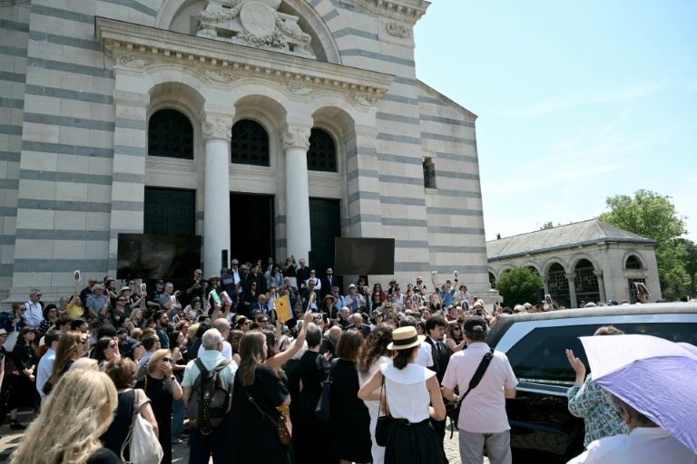Le public à la cérémonie funéraire en hommage à la réalisatrice Marjane Satrapi au Père-Lachaise à Paris le 19 juin 2026
