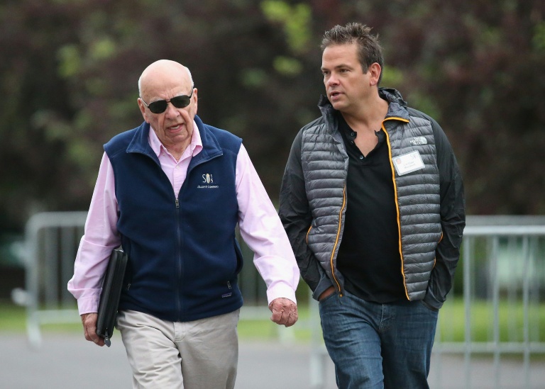 Rupert Murdoch (à gauche) avec son fils Lachlan, le 8 juillet 2015 à Sun Valley, dans l'Idaho, aux Etats-Unis