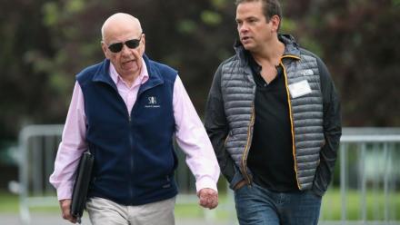 Rupert Murdoch (à gauche) avec son fils Lachlan, le 8 juillet 2015 à Sun Valley, dans l'Idaho, aux Etats-Unis