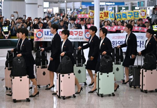Les joueuses du club féminin nord-coréen Naegohyang sont arrivées à l'aéroport international d'Incheon, le 17 mai 2026, en vue de la demi-finale de la Ligue des champions asiatique féminine qui les opposera au club féminin sud-coréen Suwon FC. 