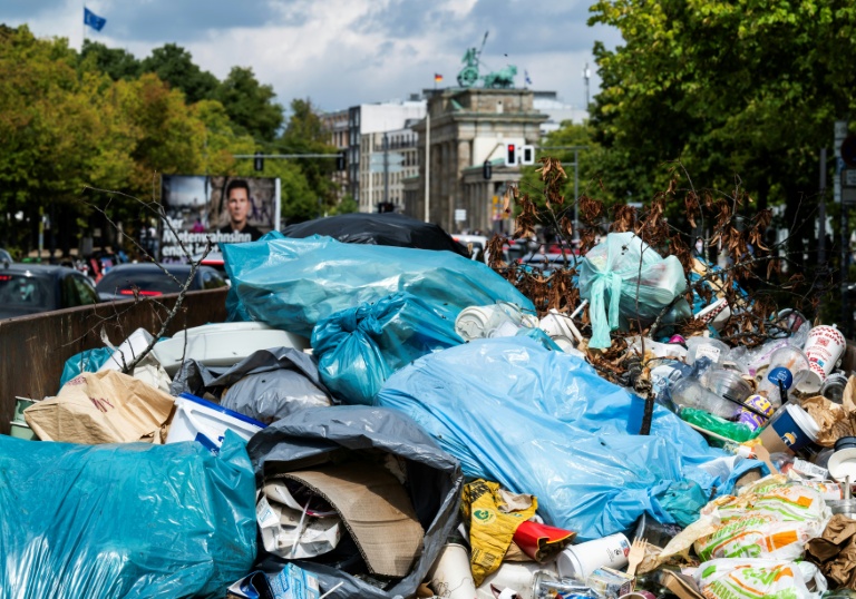 Des déchets entassés dans un conteneur près de la porte de Brandebourg à Berlin, le 20 août 2026
