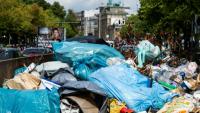 Des déchets entassés dans un conteneur près de la porte de Brandebourg à Berlin, le 20 août 2026