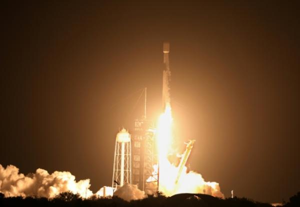 Une fusée Falcon 9 de SpaceX, transportant les robots Blue Ghost de Firefly Aerospace et Resilience d'ispace, décolle du Centre spatial Kennedy à Cap Canaveral, en Floride, le 15 janvier 2025