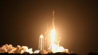 Une fusée Falcon 9 de SpaceX, transportant les robots Blue Ghost de Firefly Aerospace et Resilience d'ispace, décolle du Centre spatial Kennedy à Cap Canaveral, en Floride, le 15 janvier 2025