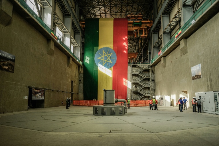 Des ouvriers sont vus sur le site du Grand Barrage de la Renaissance Éthiopienne (GERD) à Guba, en Éthiopie, le 19 février 2022. Le Grand Barrage de la Renaissance Éthiopienne (GERD), le plus grand projet hydroélectrique d'Afrique, promet un important coup de pouce économique et une 