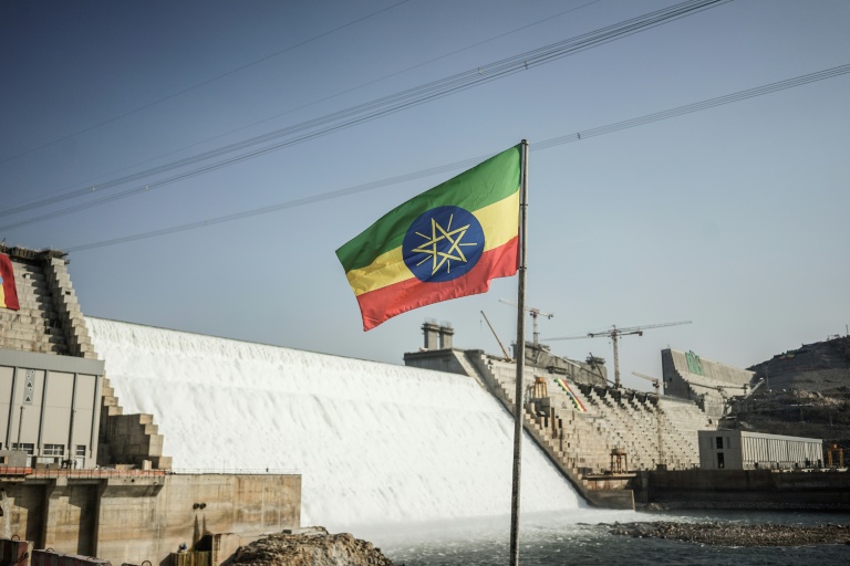 Un drapeau éthiopien devant le Grand barrage de la Renaisance (GERD) à Guba, le 19 février 2022