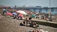 La plage de Brighton dans le sud de l'Angleterre pendant une vague de chaleur le 25 mai 2026 