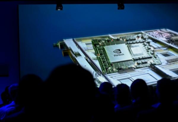 Une puce Nvidia, composant du superordinateur européen Jupiter, est montrée sur un écran géant lors de l'inauguration de Jupiter, le 5 septembre 2025 à Jülich (Allemagne)