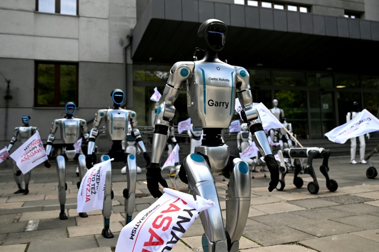 Des robots humanoïdes et quadrupèdes lors d’ une manifestation réclamant la réglementation du développement de l'intelligence artificielle, le 7 septembre 2026 à Varsovie, en Pologne