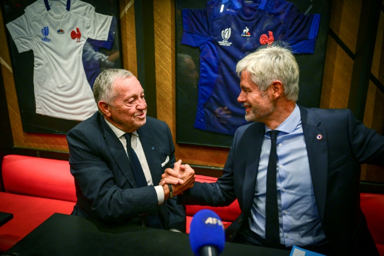 L'ancien patron de l'OL Jean-Michel Aulas, à gauche, et le LR Laurent Wauquiez, à droite, à Lyon le 4 septembre 2025