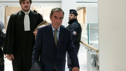 L'ancien PDG de Lafarge, Bruno Lafont, arrive au tribunal correctionnel de Paris le 13 avril 2026