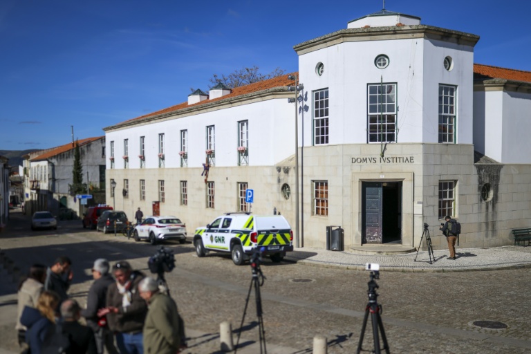 Des journalistes devant le tribunal de Vila Nova de Foz Coa, dans le département de Guarda, dans le nord-est du Portugal, le 26 mars 2026, où doit comparaître un Français soupçonné de double homicide et d'enlèvement