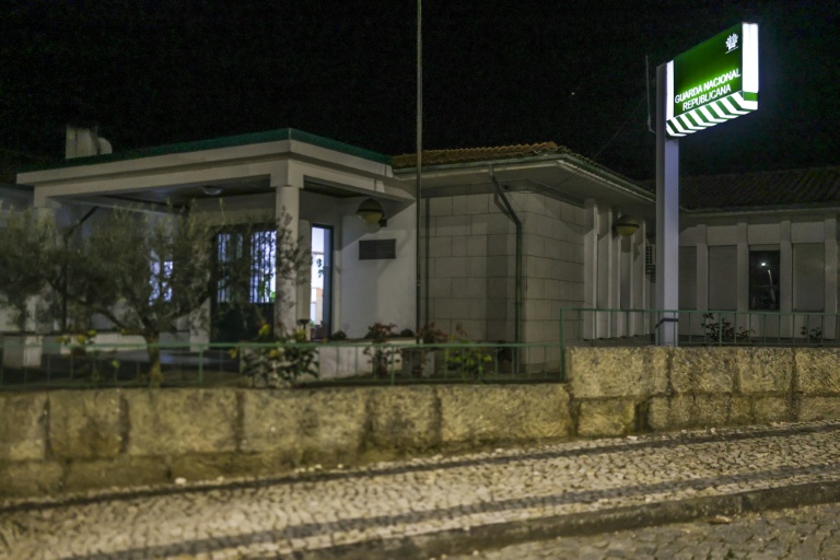 Le poste de police de la Guarda Nacional Republicana (GNR) portugaise, où un Français soupçonné de double homicide et d'enlèvement est détenu après son arrestation, le 25 mars 2026 à Mêda, dans le nord-est du Portugal