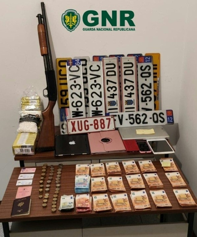 Photo diffusée par la Guarda Nacional Republicana portugaise, le 25 mars 2026, montre le matériel saisi dans le véhicule d'un Français soupçonné d'enlèvement et de double homicide lors d'un contrôle routier au Portugal