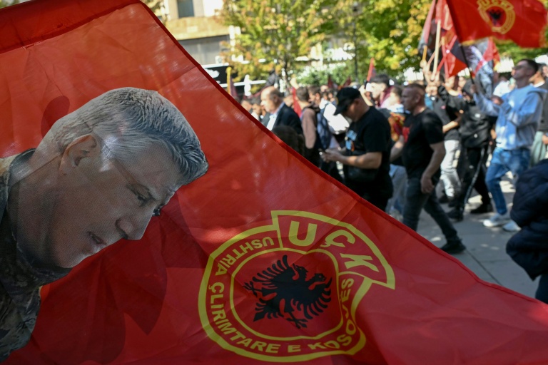 Des Albanais du Kosovo rassemblés à Pristina le 16 septembre 2026, dans l'attente du verdict du procès de l'ex-président Hashim Thaçi et de trois chefs de l'ancienne guérilla