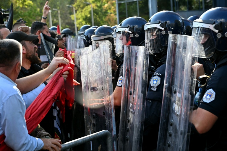 Des manifestants face à la police antiémeute à Pristina, le 16 septembre 2026, après la condamnation de l'ex-président Hashim Thaçi