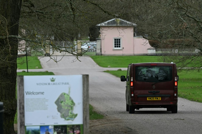 L'entrée de Royal Lodge, une propriété de 30 pièces et ancienne résidence de l’ex-prince britannique Andrew, à l'ouest de Londres, le 21 février 2026