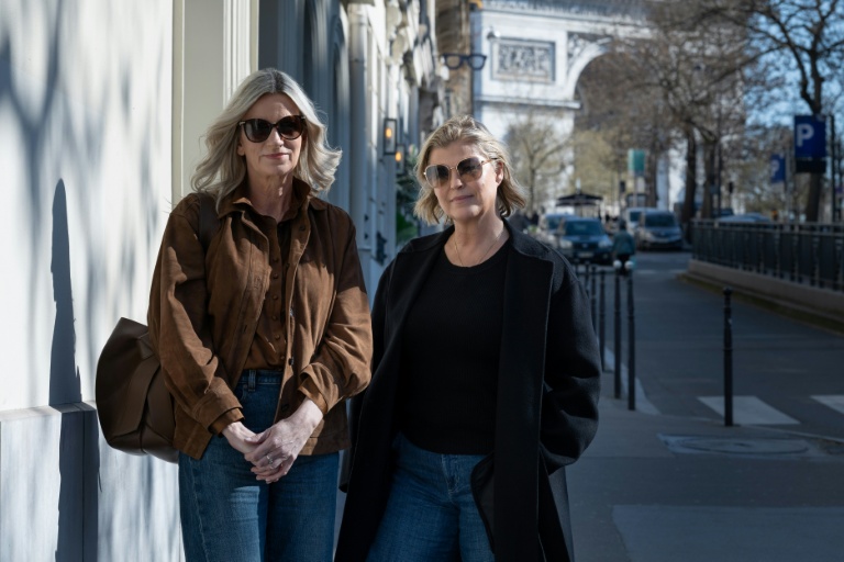L'ancienne journaliste de la BBC, Lisa Brinkworth (g) et l'ancienne mannequin suédoise Ebba Karlsson, le 18 mars 2026 à Paris