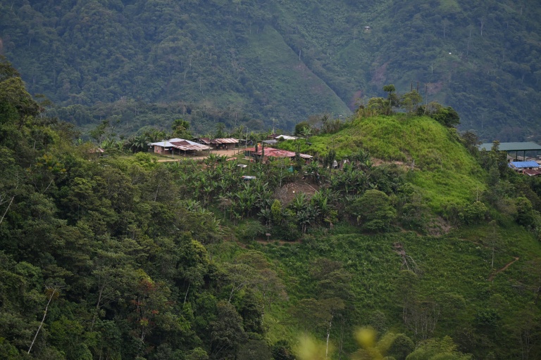 Cette vue montre la Vereda Tuma Drua, dans la réserve unifiée Embera Chami Rio San Juan, à Pueblo Rico, département de Risaralda, en Colombie, le 9 avril 2026