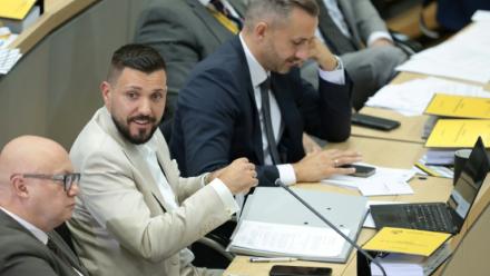 Tobias Rausch (2e g), membre de l’AfD, aux côtés d'Ulrich Siegmund (d), tête de liste de l'AfD lors des élections régionales en Saxe-Anhalt, lors de la première séance du parlement régional de Magdebourg, le 6 octobre 2026 dans l’est de l’Allemagne