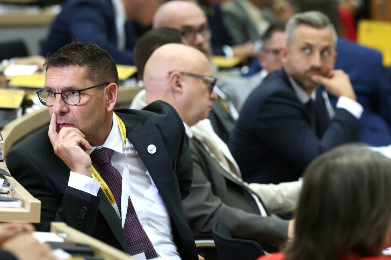 Thomas Schulze (g), chef du groupe parlementaire du BSW, lors de la première séance du parlement régional à Magdebourg, dans l'est de l'Allemagne, le 6 octobre 2026.