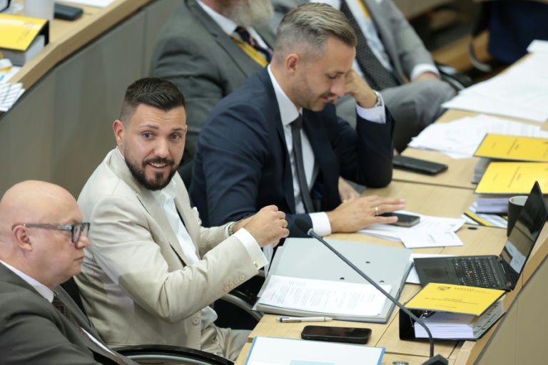 Tobias Rausch (2e g), membre de l’AfD, aux côtés d'Ulrich Siegmund (d), tête de liste de l'AfD lors des élections régionales en Saxe-Anhalt, lors de la première séance du parlement régional de Magdebourg, le 6 octobre 2026 dans l’est de l’Allemagne