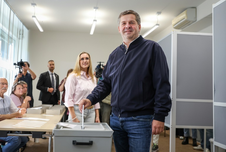 Sven Schulze, ministre-président de Saxe-Anhalt et tête de liste CDU aux élections régionales de Saxe-Anhalt, dépose son bulletin de vote sous le regard de son épouse, Kati Schulze, à Magdebourg, dans l'est de l'Allemagne, le 6 septembre 2026