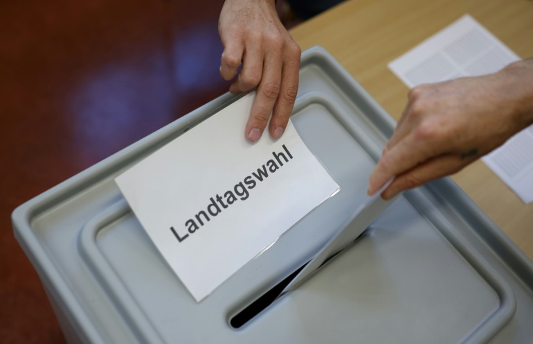 Un électeur dépose son bulletin dans un bureau de vote à Magdebourg, dans l'est de l'Allemagne, lors des élections régionales en Saxe-Anhalt, le 6 septembre 2026